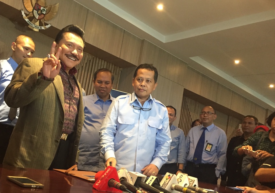 The retired general A.M. Hendropriyono talked to reporters after simbolically hand over his tax report to join the Tax Amnesty program on Wednesday (21/09). (JG Photo/Tabita)
