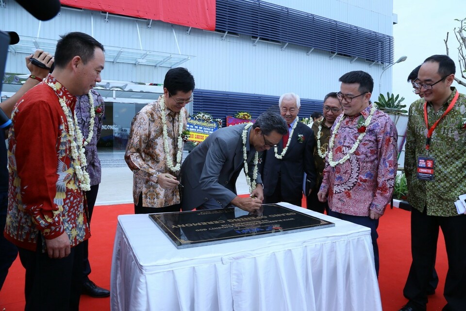 I Gusti Putu Suryawiryawan, the Industry Ministry's director general of metals, machinery, transportation equipment and electronics put his signature during the inauguration of a fibre plant of Chinese company Yangtze Optical Fibre and Cable. (Photo courtesy of MarkPlus)