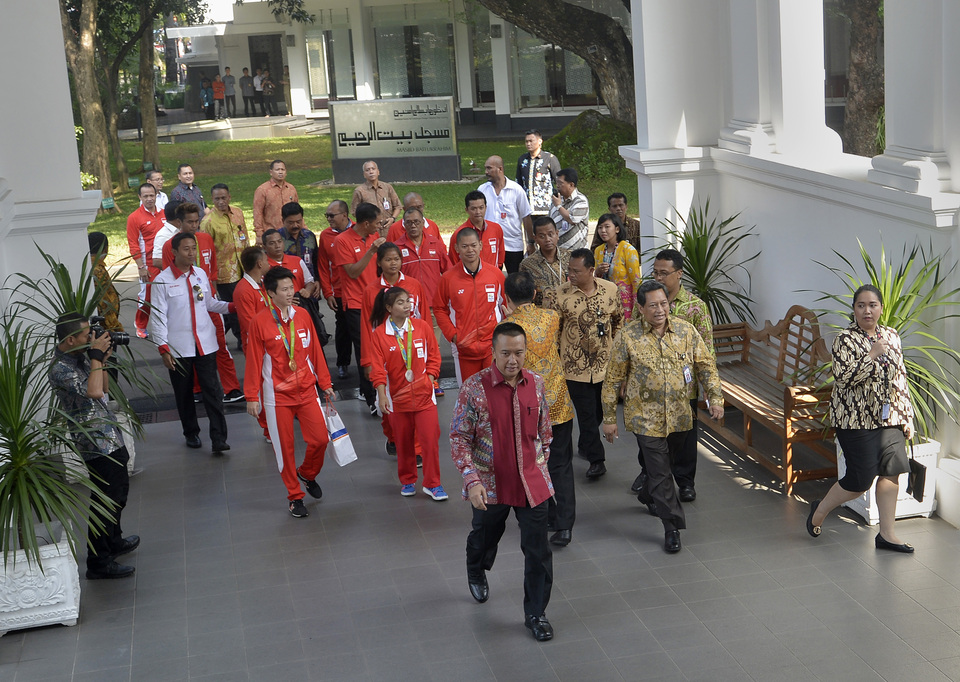 Sports Minister Imam Nahrawi leading the Rio Olympic medalists to meet President Joko 'Jokowi' Widodo. At the president request to prioritize the most successful sports, the minister is accelerating the opening of the Cibubur Olympic Center. (Antara Photo/Yudhi Mahatma)