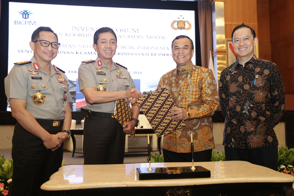 Standing from left to right are National Police chief Gen. Tito Karnavian; the police criminal investigation unit security chief Putut Eko Bayu Seno;  BKPM investment, monitoring and implementation, Azhar Lubis:  and BKPM chairman Thomas Lembong. (Photo courtesy of BKPM)