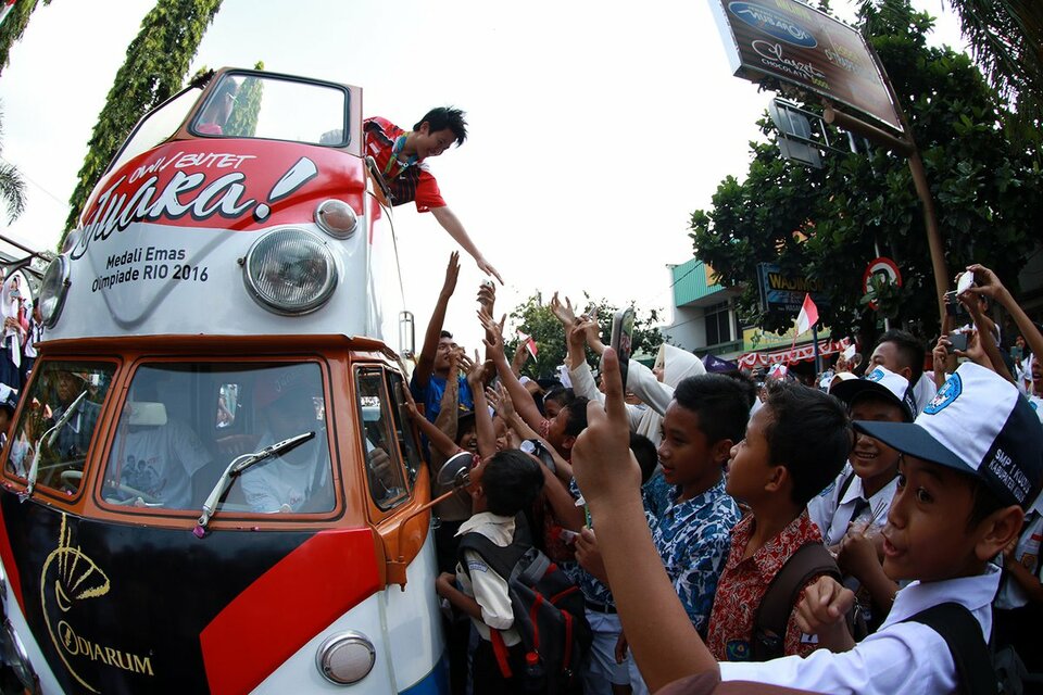 Liliyana Natsir greets fans in Kudus, Central Java, on Thursday (01/09). (Photo courtesy of PB Djarum)