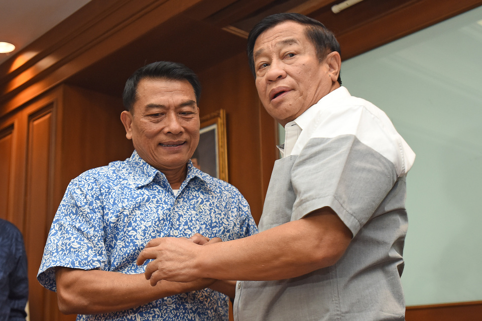 Former Indonesian Military (TNI) chief Gen. Moeldoko, left, shakes hands with Indonesian Football Association (PSSI) electoral committee head Agum Gumelar in Jakarta on Monday (05/09). (Antara Photo/Wahyu Putro A.)
