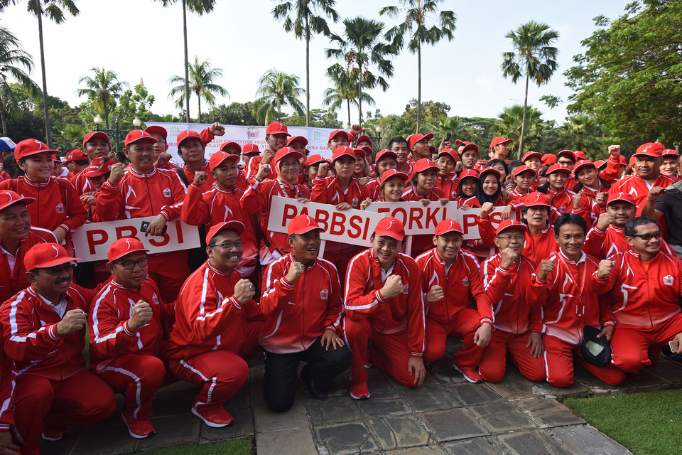 Jakarta Governor Basuki 'Ahok' Tjahaja Purnama, center, with the city's athletes who will compete in the 19th National Sports Week (PON XIX) in Bandung, West Java, from Sept. 17 to 29. (Antara Photo/Wahyu Putro A.)