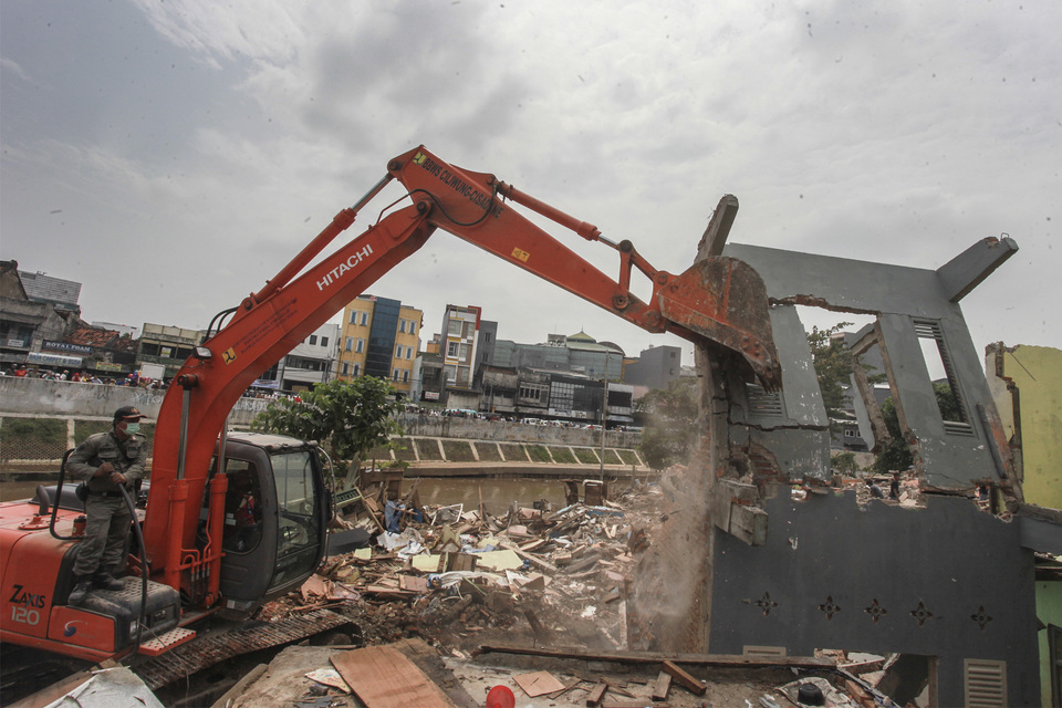 The South Jakarta administration has demolished 20 semi-permanent homes and relocated residents from a settlement along buildings owned by state train company Kereta Api in Bukit Duri, Tebet, on Monday (03/10).(Antara Photo/Muhammad Adimaja)
