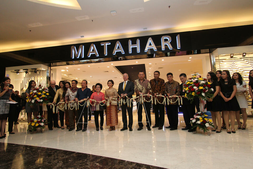 Chief Executive Officer of Matahari Department Store Richard Gibson, fifth from right, during the opening of Matahari Department Store on Thursday (29/9) new outlet at Lippo Mall Kemang in South Jakarta. (ID Photo/David Gita Roza)