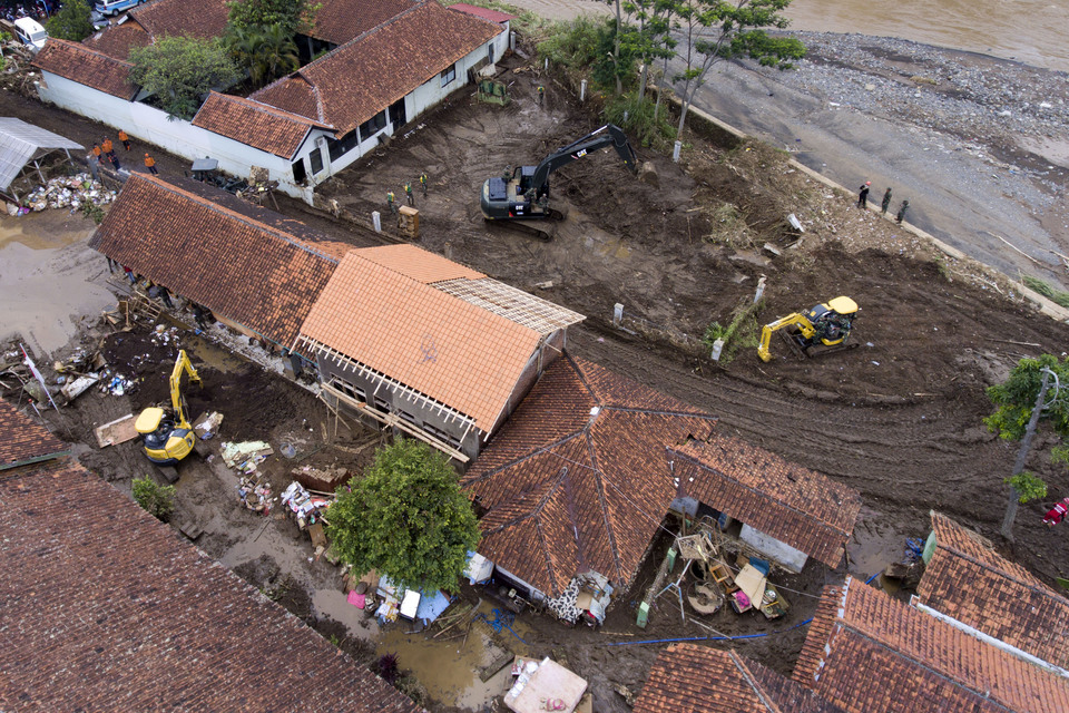 At least 34 people have died in the flash flood that hit Garut, West Java, on Sept. 21, while 19 are still missing. (Antara Photo/Wahyu Putro A)