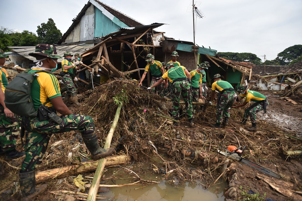 FPI's activities including helping fellow Muslim brothers like those in Garut, West Java suffers landslide disaster in this file photo. (Antara Photo/Wahyu Putro A)