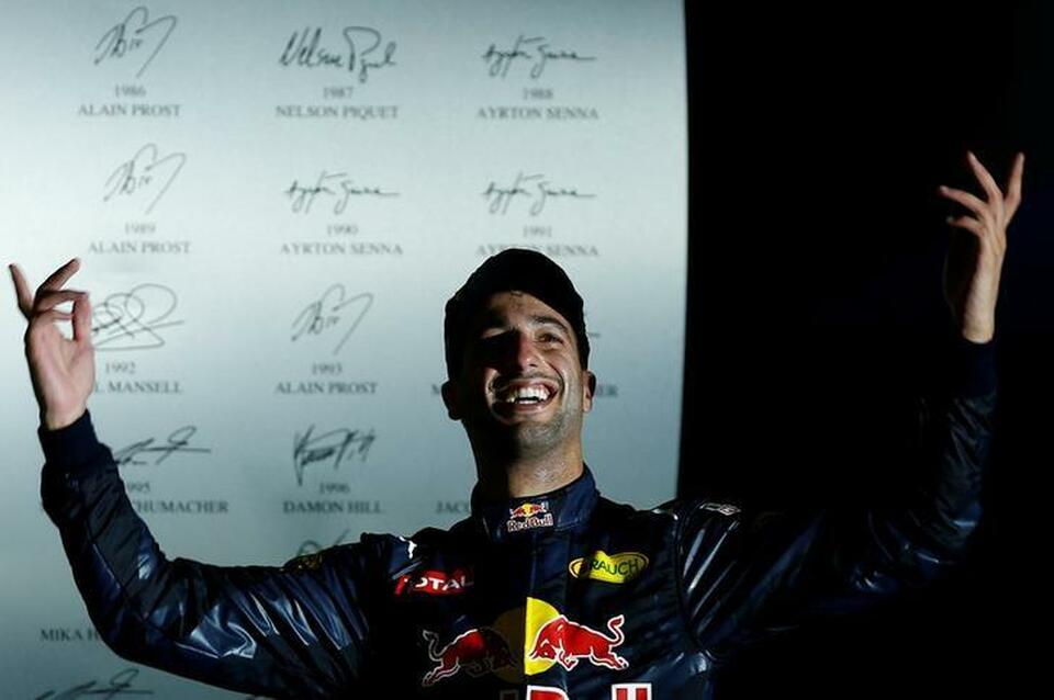 Red Bull's Daniel Ricciardo of Australia celebrates his second place at the Singapore Grand Prix on Sunday (18/09). (Reuters Photo/Jeremy Lee)