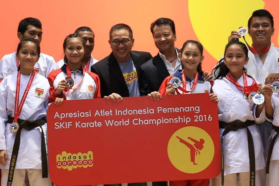 All 43 medal winners from the Indonesian contingent at the 12th World Championship Shotokan Karate International Federation, or SKIF, at the JIExpo in Kemayoran, West Jakarta, in August have been given awards by Indosat. (Photo courtesy of Indosat)