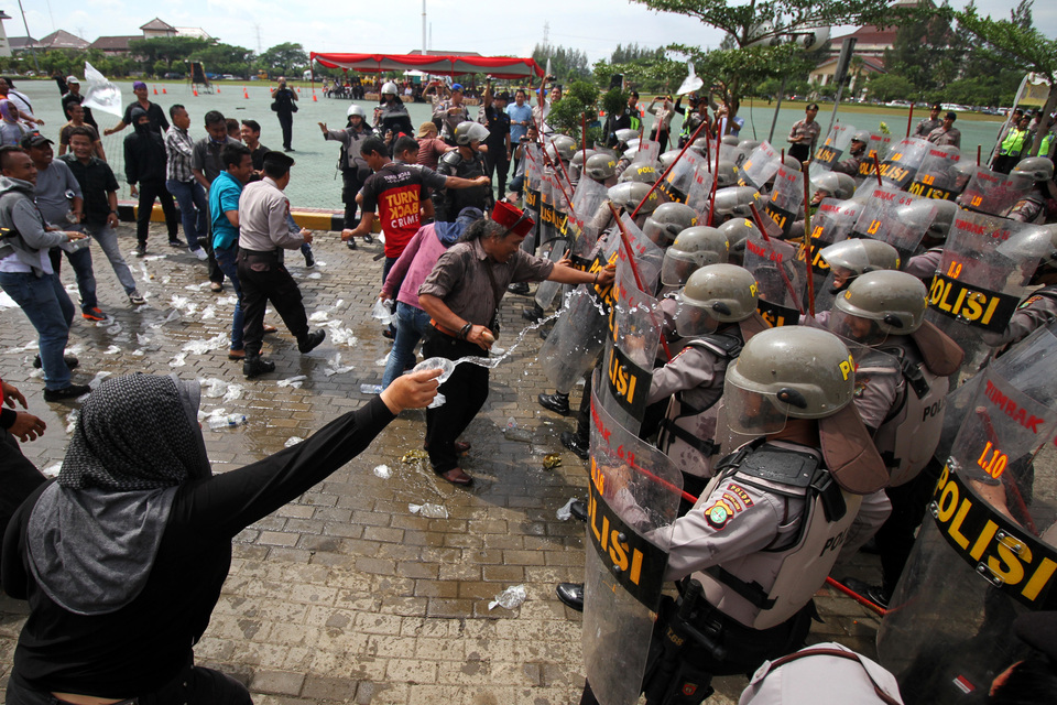 A security exercise by police in Bekasi on Tuesday (27/09) to prepare for next year's regional elections. (Antara Photo/Risky Andrianto)