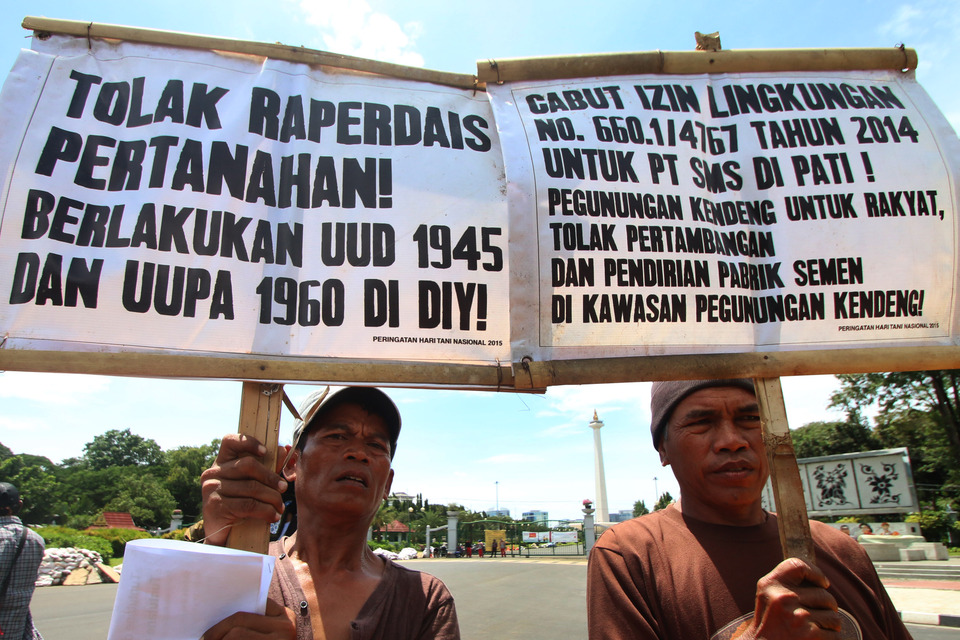 Activists from the Yogyakarta Committee of Struggle for Agrarian Affected Peoples (Kopra) demonstrated at the State Palace in Jakarta on Monday (26/09). The action was held to protest land confiscation, labor laws and demand for agrarian reform. (Antara Photo/Rivan Awal Lingga)

