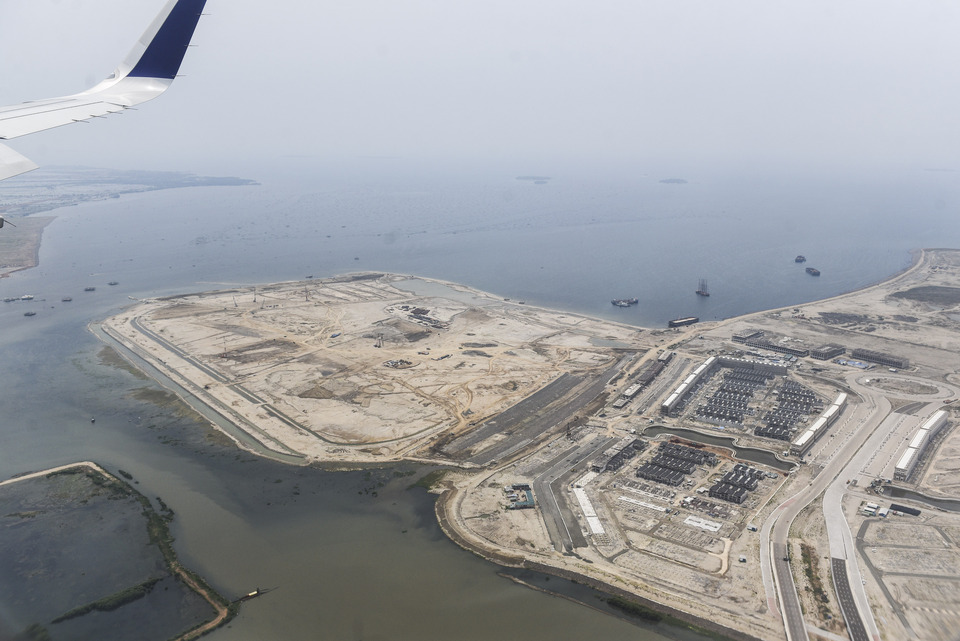 Indonesia is set to end a moratorium on a $40-billion land reclamation project involving 17 artificial islands off the northern coast of the capital Jakarta, a senior government minister told Reuters on Thursday (29/09). (Antara Photo/Zabur Karuru)
