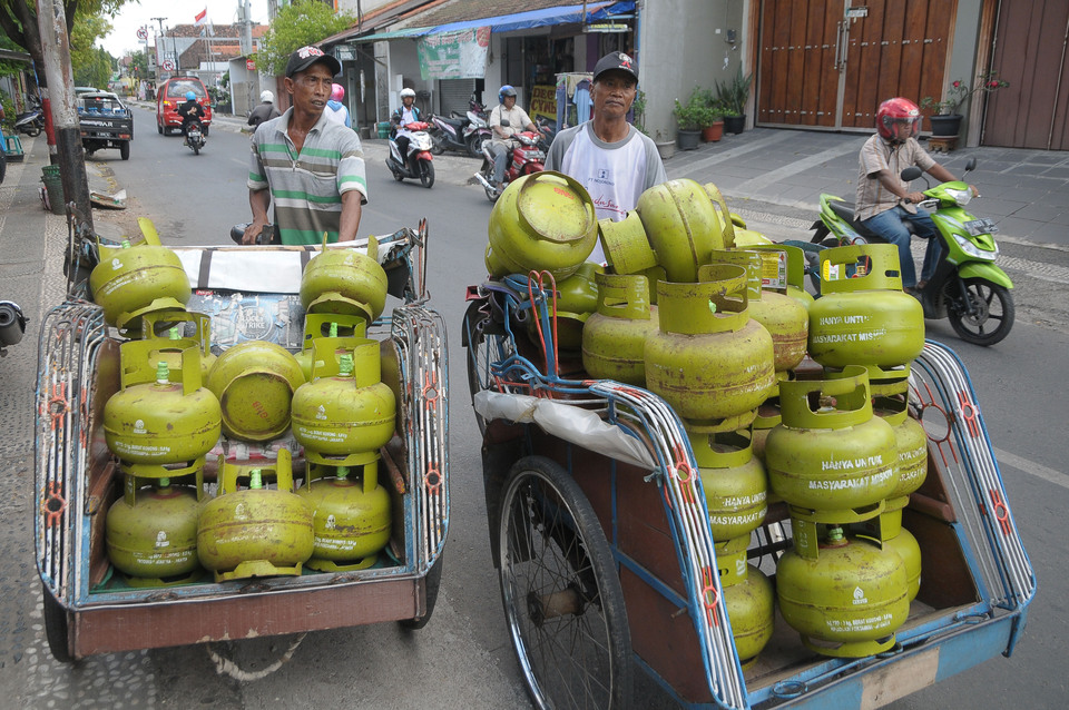 Coordinating Economic Affairs Minister Darmin Nasution said the government will not raise prices of liquefied petroleum gas, electricity and fuel until after Idul Fitri. (Antara Photo/Yusuf Nugroho)