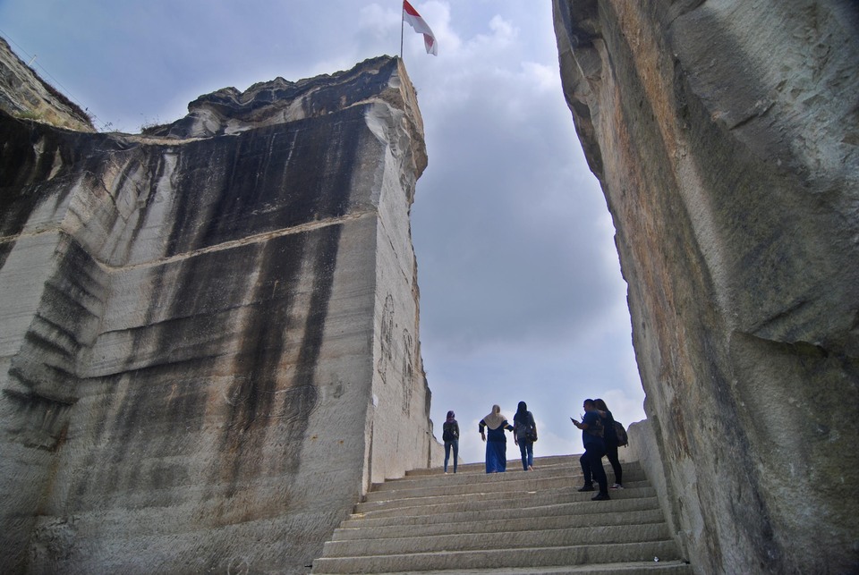 Tourists visiting the Breksi Cliffs in Sambirejo village, Sleman district, Yogyakarta, on Monday (19/09). The former location of a stone quarry has become a new favorite tourist destination in the region over the past 18 months due to its beautiful natural scenery. The word breksi comes from the Italian breccia, which means rock consisting of angular fragments cemented together.  (Antara Photo/Pradana Aditya Putra)
