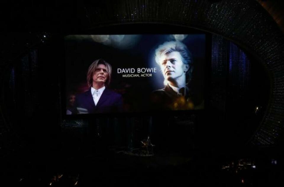 Singer and actor David Bowie is shown on screen as singer Dave Grohl performs during the In Memoriam segment at the 88th Academy Awards in Hollywood, California February 28, 2016.  (Reuters Photo/Mario Anzuoni)