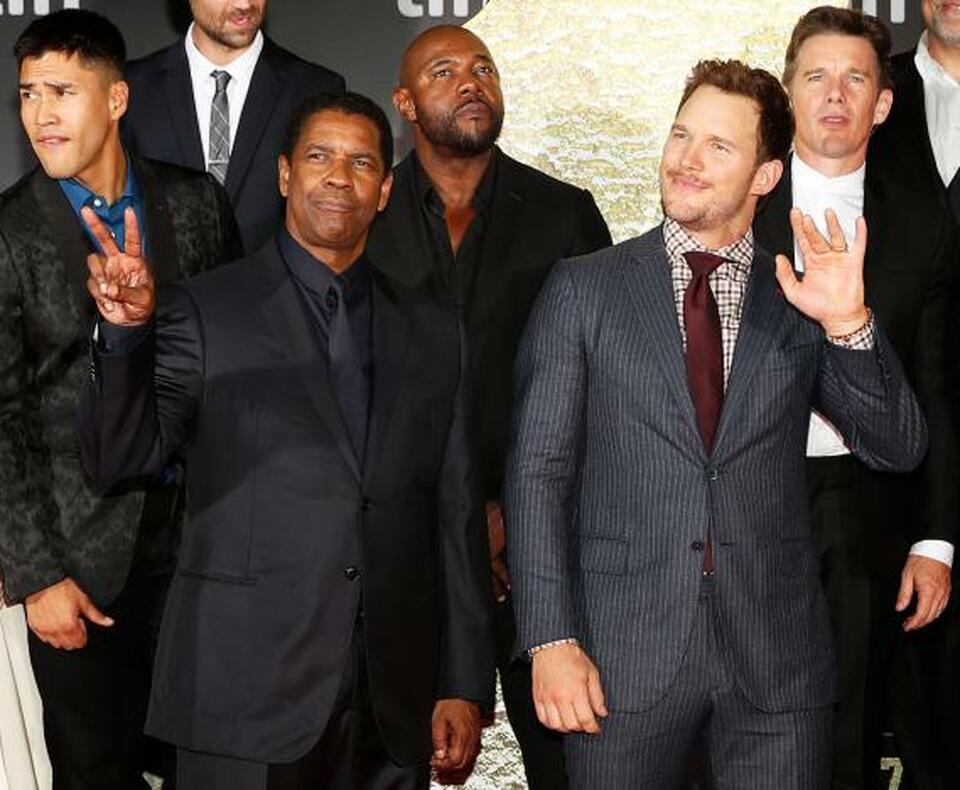 Cast members Denzel Washington (left) and Chris Pratt pose on the red carpet for the film "The Magnificent Seven" during the 41st Toronto International Film Festival (TIFF), in Toronto, Canada, September 8, 2016.    (Reuters Photo/Mark Blinch)