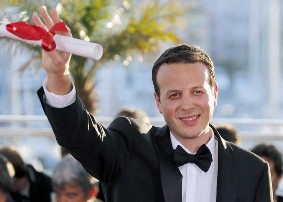 Director Amat Escalante, Best Director award winner for the film "Heli", poses during a photocall after being awarded at the closing ceremony of the 66th Cannes Film Festival in Cannes May 26, 2013.          (Reuters Photo/Regis Duvignau)