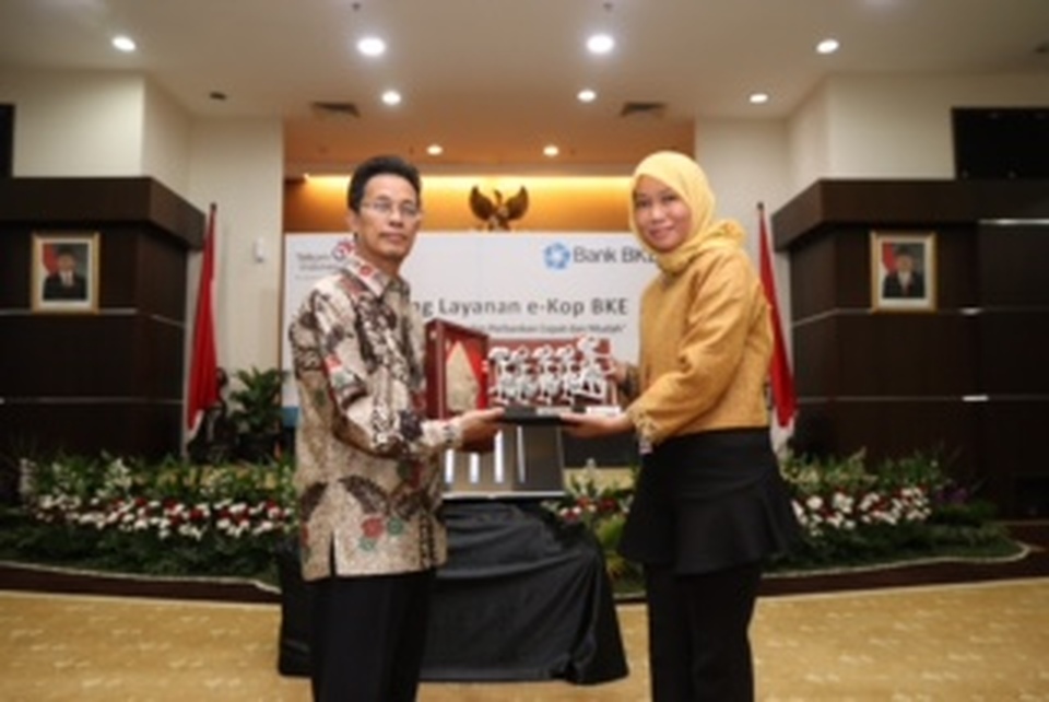 Executive Vice President Division Enterprise Service Telkom Siti Choiriana (right) and Managing Director of Bank Welfare Economics (BKE) Sasmaya Tuhuleley after the launch of the e-Kop in the auditorium of the Ministry of Cooperatives, Jakarta, Friday (15 / 09).