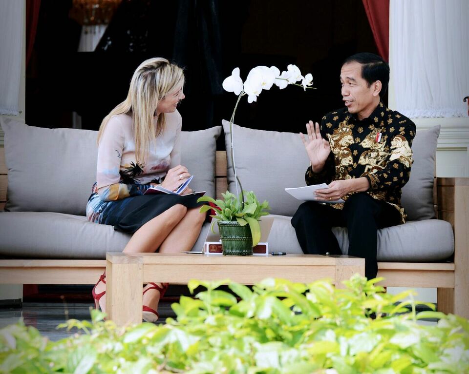 President Joko Widodo and the Netherlands' Queen Máxima during a Veranda Talk session at the Merdeka Palace, Jakarta, Thursday (01/09). (State Palace Press Photo)