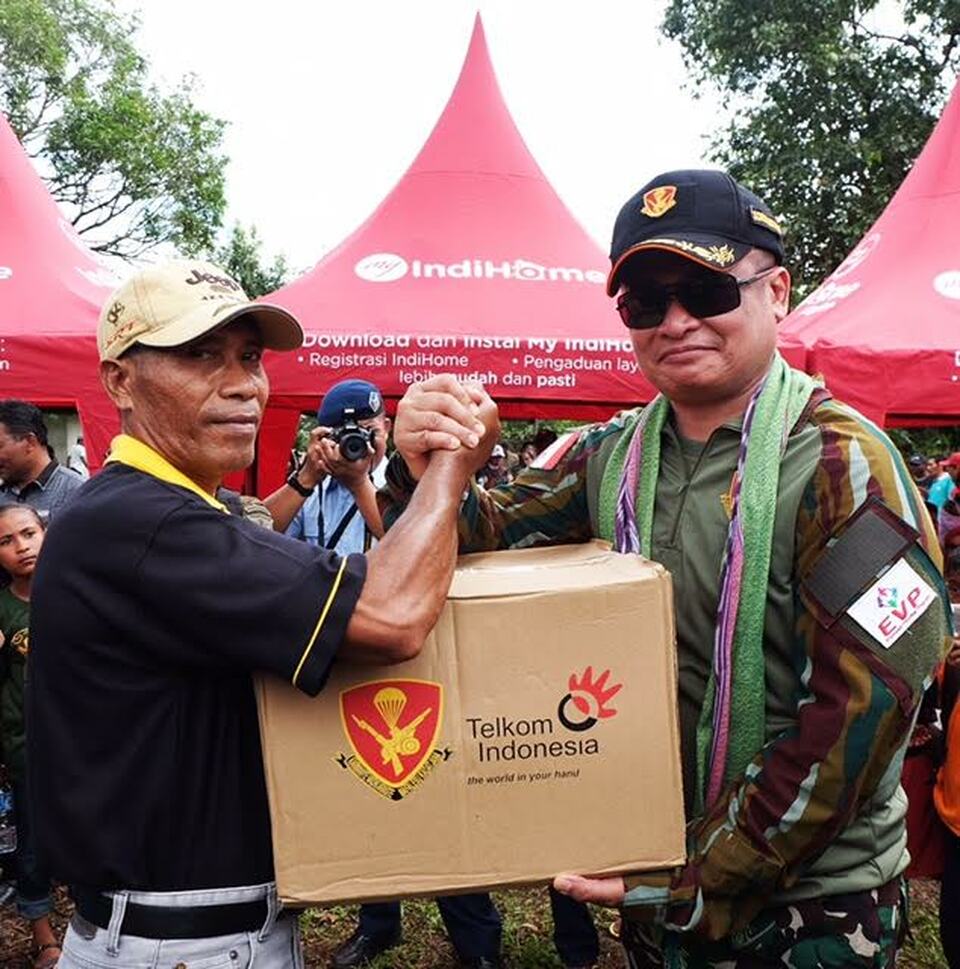 Telkom and Indonesian National Army Conducted Social Services at Haruku Island