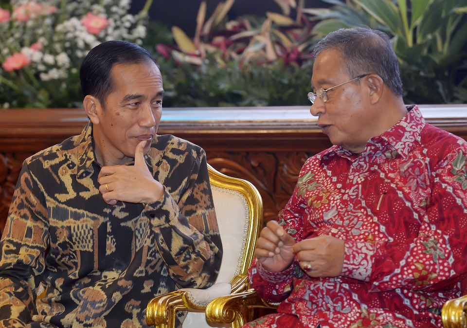Indonesia needs a special team to monitor the progress of the country's ease of doing business in order to attract more foreign investment, Coordinating Minister for Economic Affairs Darmin Nasution, right, told reporters in Jakarta, on Wednesday (25/10). (Antara Photo/Yudhi Mahatma)