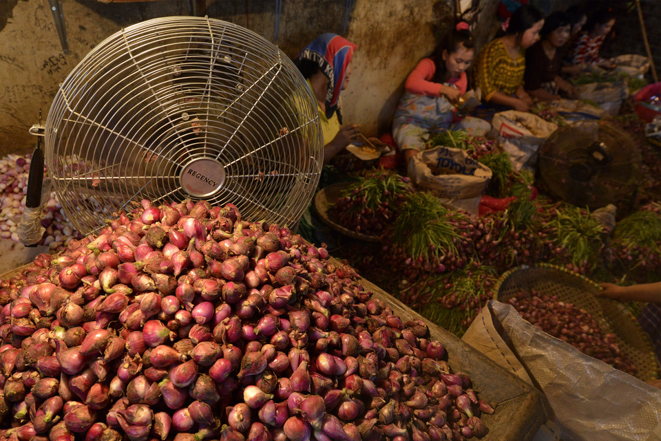 Indonesia may abolish the licensing system for importers of some food commodities and put in place a tariff system in order to open its economy, a government official said on Tuesday (25/10). (Antara Photo/Rosa Panggabean)

 
