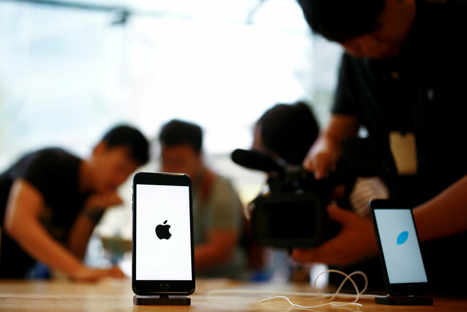 A Chinese court has ruled in favor of Apple in design patent disputes between the Cupertino, California company and a domestic phone-maker, overturning a ban on selling iPhone 6 and iPhone 6 Plus phones in China. (Reuters Photo/Thomas Peter)