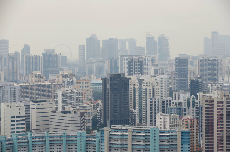 Public housing apartment blocks are shrouded by haze in Singapore October 5, 2016. (Reuters Photo/Edgar Su)