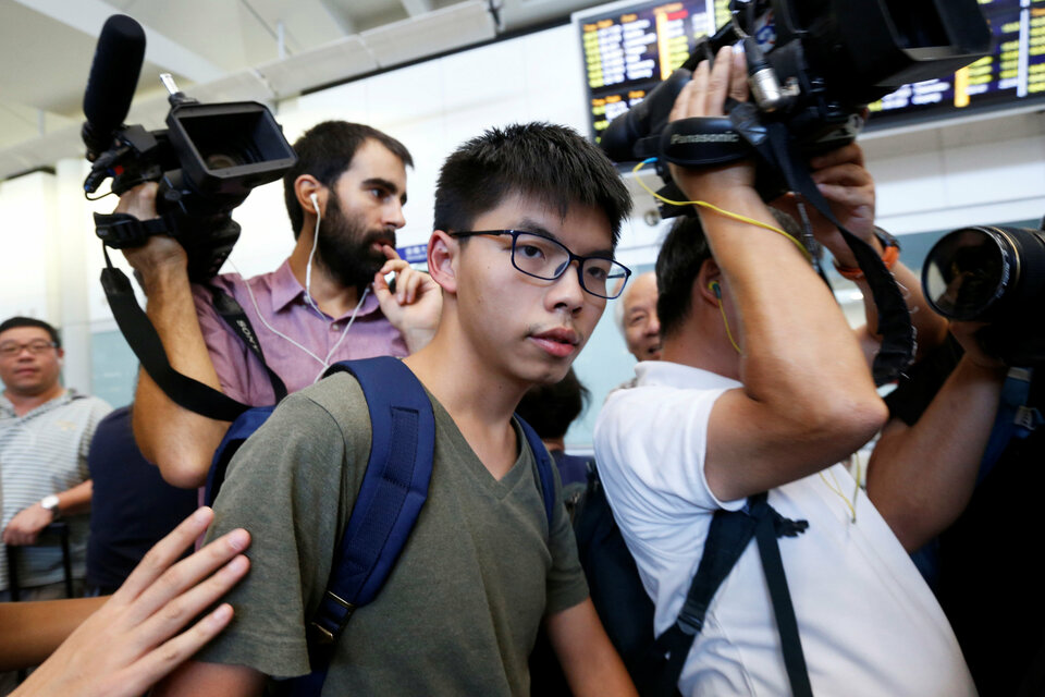 Pro-democracy activist Joshua Wong is surrounded by journalists upon his arrival at Hong Kong Airport in Hong Kong, China October 5, 2016, after being deported from Bangkok.    (Reuters Photo/Bobby Yip)