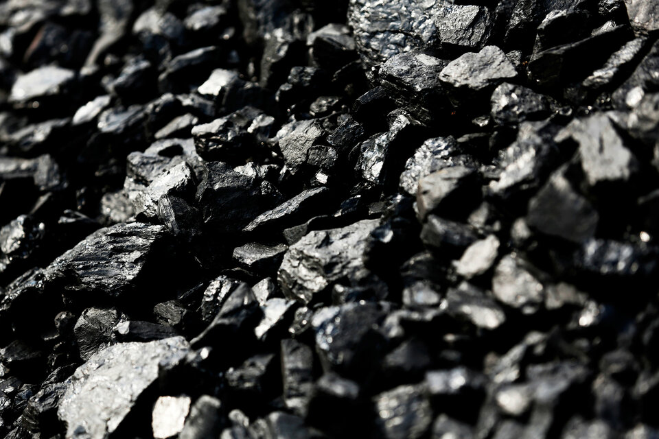 A vessel carrying a shipment of coal from the United States switched its destination to Singapore on Wednesday afternoon (04/07) from China, according to ship tracking data, amid an escalating trade row between the world's top two economies. (Reuters Photo/Jonathan Ernst)