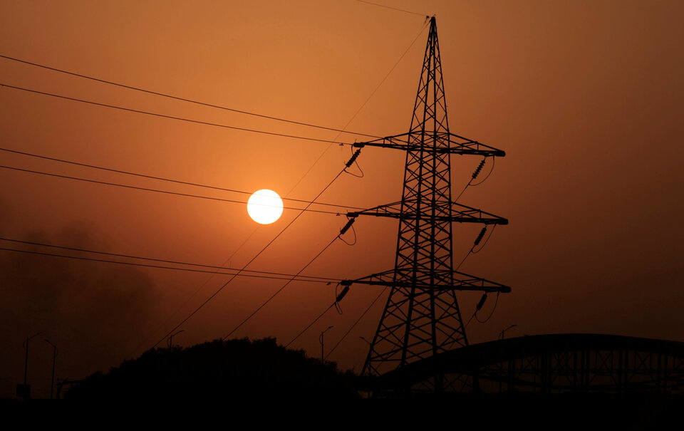 State Grid of China will help build a 4,000 MW power transmission line in Pakistan in a project valued at $1.5 billion, Pakistan said on Friday (30/12), the latest in a series of Chinese investments in its South Asian neighbour. (Reuters Photo/Faisal Mahmood)