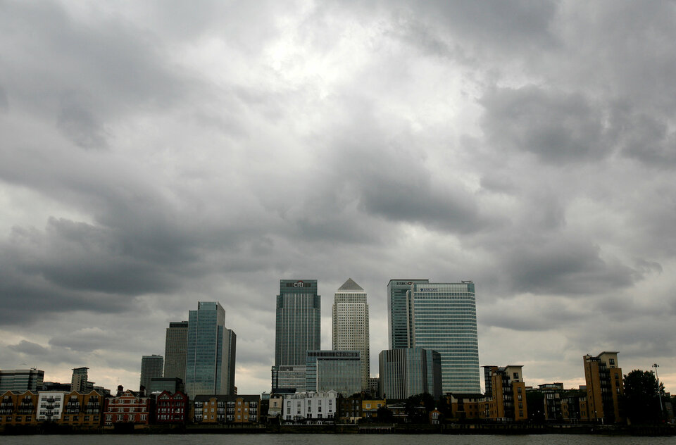 Storm clouds are seen above the Canary Wharf financial district in London, Britain, August 3, 2010.  (Reuters Photo/Greg Bos)