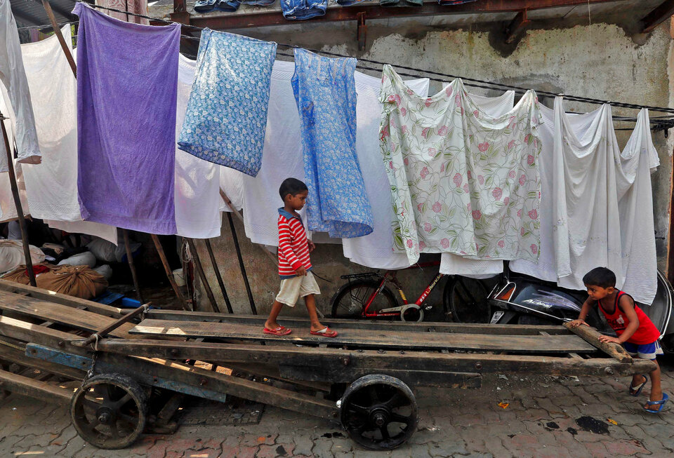Children play on a hand cart inside a slum in Mumbai, India October 18, 2016. (Reuters Photo/Shailesh Andrade)