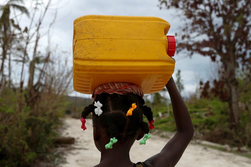 A girl carries a plastic container filled with water after Hurricane Matthew hit Jeremie, Haiti, October 19, 2016. (Reuters Photo/Carlos Garcia Rawlins)