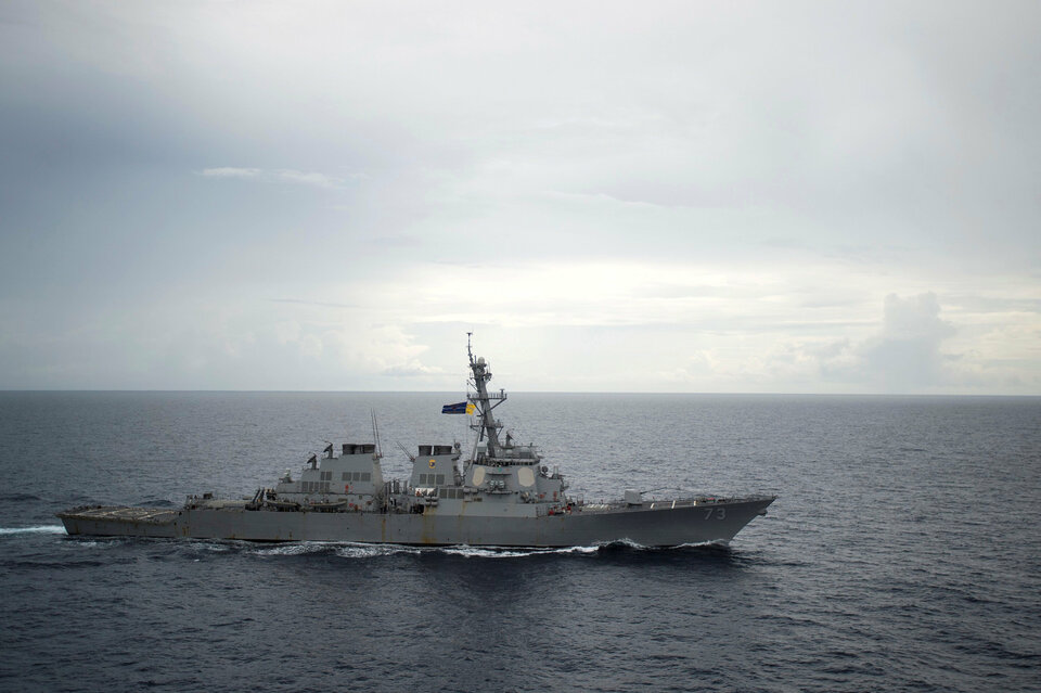 Chinese navy ship supported by an Indian navy helicopter thwarted an attack on a Tuvalu-flagged merchant ship by suspected Somali pirates, India's defense ministry said on Sunday (09/04). (Reuters Photo/US Navy)