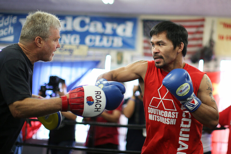 Boxer Manny Pacquiao of the Philippines (right) works out with his trainer Freddie Roach in advance of his WBO welterweight bout against Jessie Vargas, in Los Angeles, California, US, October 26, 2016. (Reuters Photo/Lucy Nicholson)