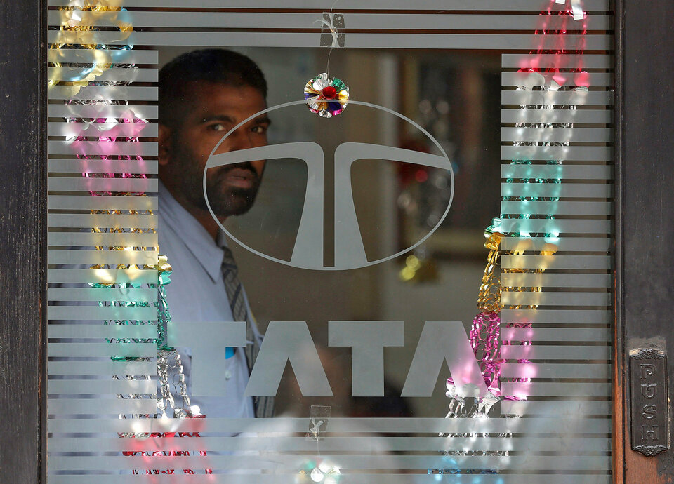 A private security guard looks out from a glass door of a Tata Mutual Fund office building in Mumbai, India October 27, 2016. (Reuters Photo/Shailesh Andrade)