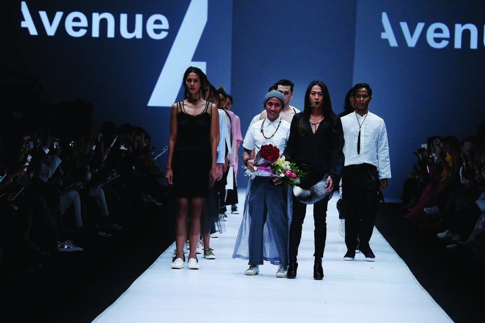 Luthfi Madjid (holding the flower bouquet) is posing after the fashion show at the fashion tent of JFW 2017 yesterday.  (Photo courtesy of Jakarta Fashion Week) 