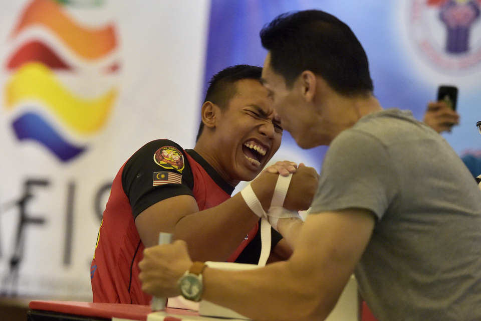 Participants during the arm-wrestling championship at the 2016 Tafisa Games. (Antara Photo/Nyoman Budhiana)
