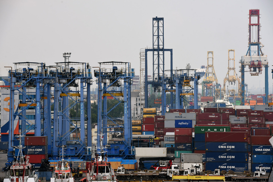 Indonesia posted an external trade surplus for a second straight month in September as the country's main commodity exports increased, the Central Statistics Agency said on Monday (16/10). (Antara Photo/M. Agung Rajasa)