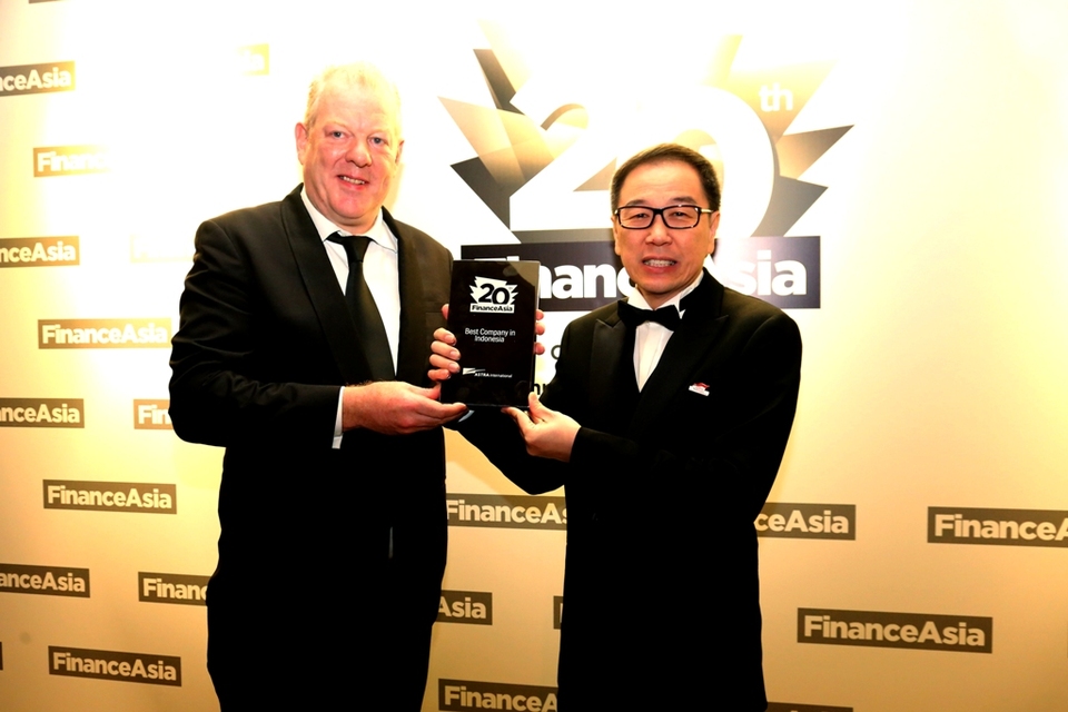 Astra International President Director (right) received the award of Best Company in Indonesia from  FinanceAsia publisher Jonathan Hirst (left) during the "FinanceAsia 20th Anniversary Platinum Awards" in Conrad Hotel, Hong Kong (13/10).