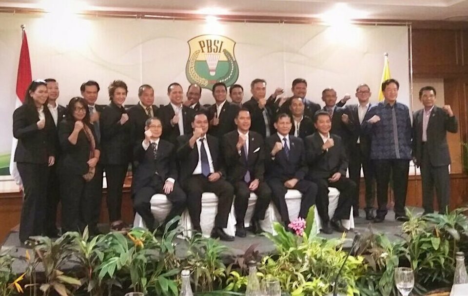 Gita Wirjawan, center, poses with PBSI executives. (Photo courtesy of Gita Wirjawan's Twitter account)
