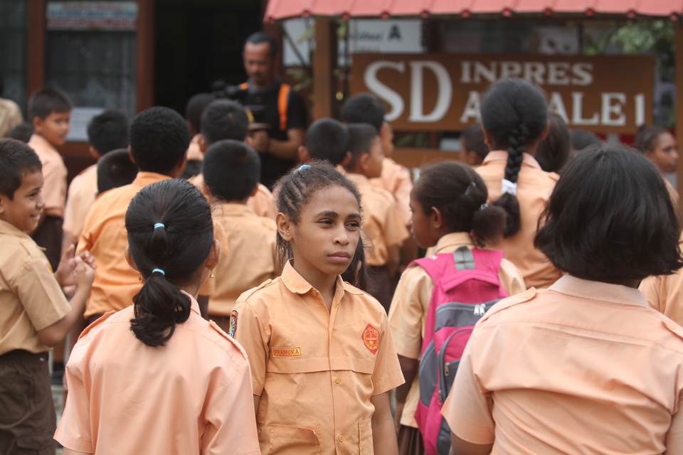 Students lining up for a morning brief in Abeale I elementary school in Sentani, Jayapura. (JG Photo/ Donny Andhika Mononimbar)