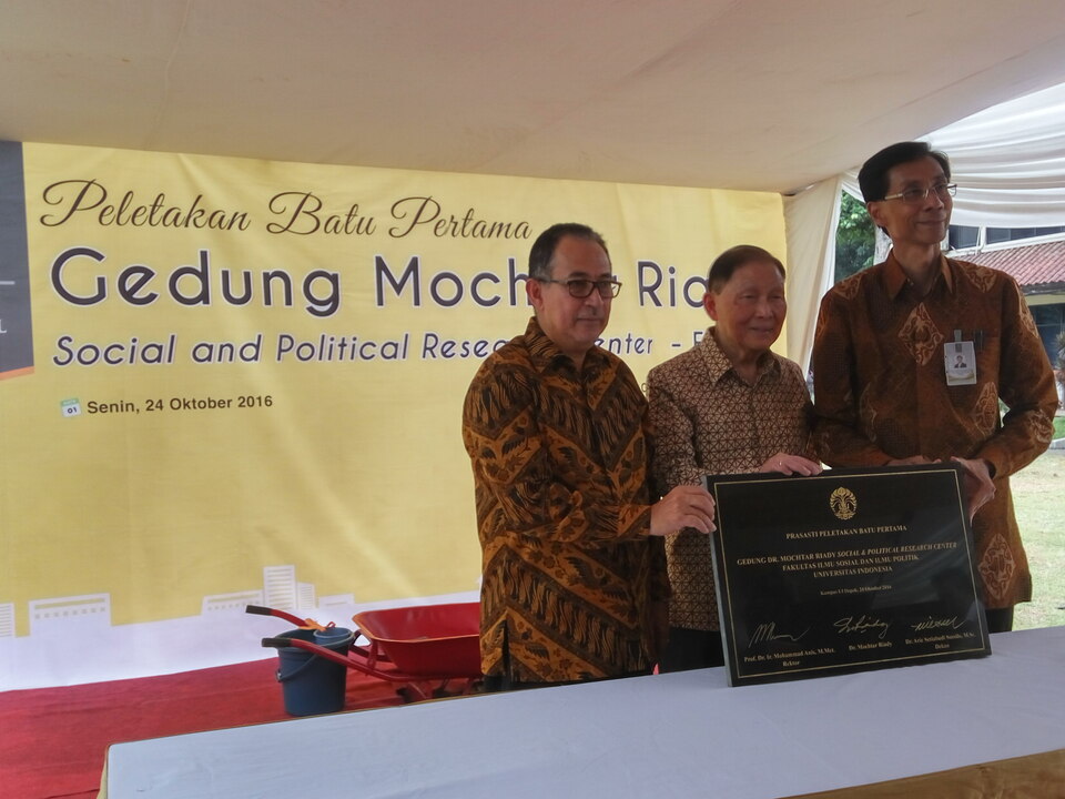 Left to right: University of Indonesia rector Prof. Dr. Ir. Muhammad Anis, M.Met, Lippo Group Chairman  Mochtar Riady, and Dean of Faculty of Social and Political Studies University of Indonesia Dr. Arie Setiabudi Susilo, M.Sc. signed the placard for Mochtar Riady Social and Political Research Center building at Faculty of Social and Political Science, University of Indonesia (24/10).