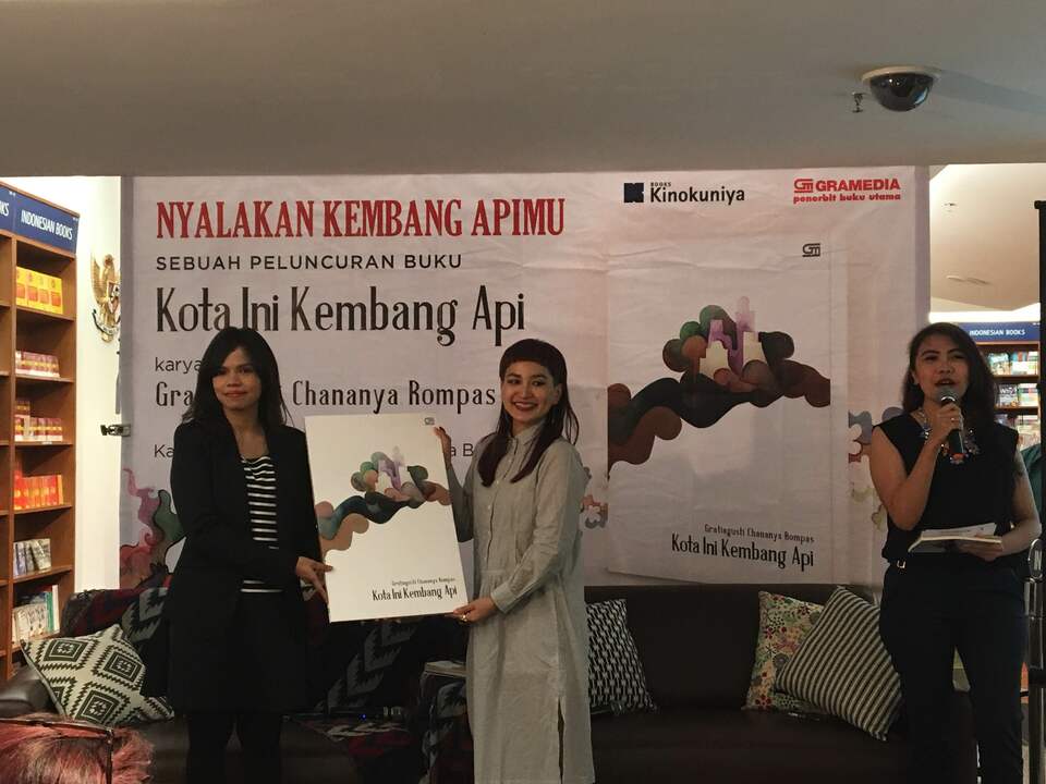 Gratiagusti Chananya Rompas, or Anya, center, during the 'Kota Ini Kembang Api' book launch at Kinokuniya Bookstore, Plaza Senayan, on Thursday (13/10). (JG Photo/Sheany)