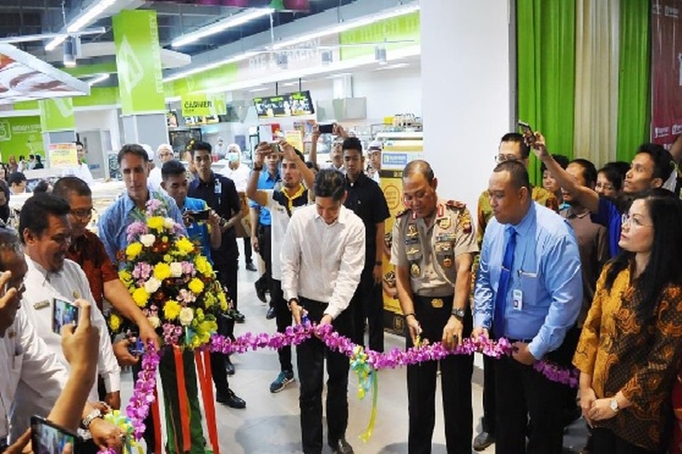 Matahari Putra Prima (MPPA) reopened two hypermarket Hypermart G7 outlets in Ayana Mega Mall Pontianak and Nagoya Hill Batam. The reopening in Ayana Mega Mall was attended by Hypermart management team and local government representatives (05/10). Photo courtesy of MPPA