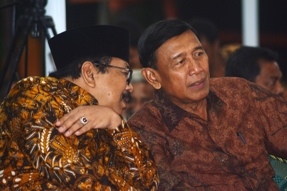 Chief Security Minister Wiranto, right, said the government will form a joint task force to address the gross human rights violations that followed the failed coup of 1965 by the 30 September Movement, or G30S. (Antara Photo/Umarul Faruq)