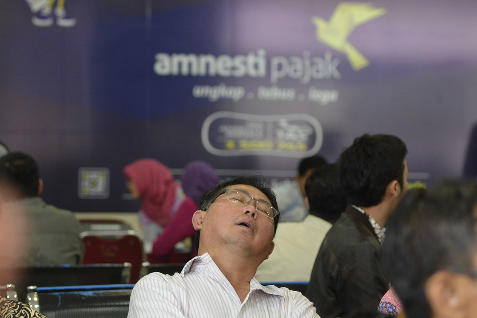 A man waits for his turn to sign up for the tax amnesty program at a tax office in Jakarta. (Antara Photo/Rosa Panggabean)