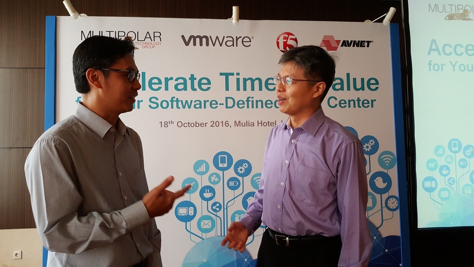 Herryyanto, financial and commercial account management group head at Multipolar Technology, left, and Yohan Gunawan, the company’s hardware infrastructure group head, present Multipolar's integrated solution for software-defined data center on Wednesday (19/10). (Photo courtesy of Multipolar Technology)