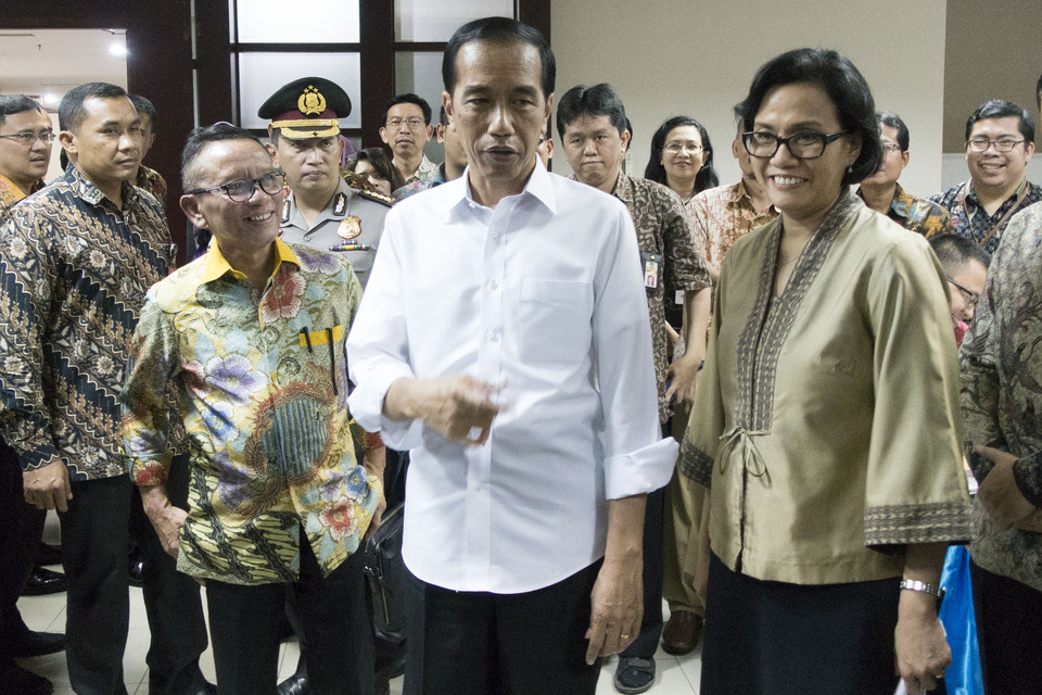 Finance Minister Sri Mulyani Indrawati, right, with President Joko Widodo on Friday (30/09). (Antara Photo/Rosa Panggabean)